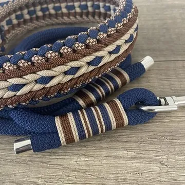 Set von Halsband und Leine mit symmetrischen Mustern in denselben Farben