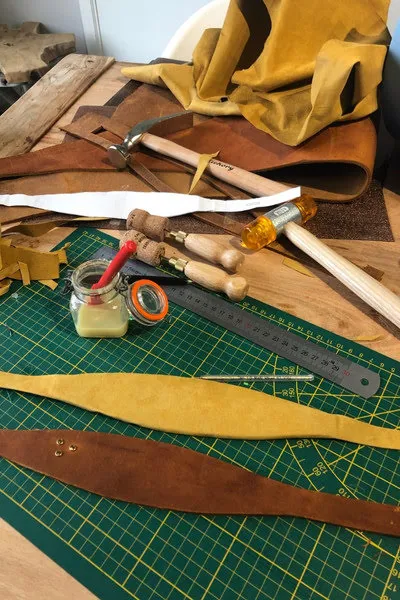 Materialien und Werkzeuge zur Herstellung von Lederhalsbändern