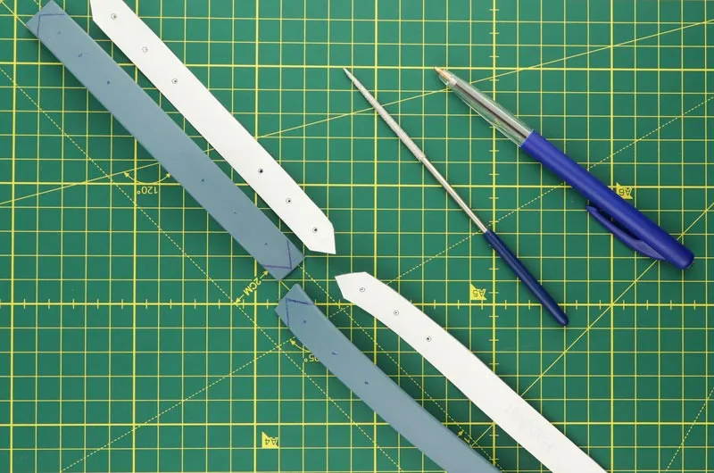 Markieren Sie die Enden und Löcher mit einem Stift auf Biothane