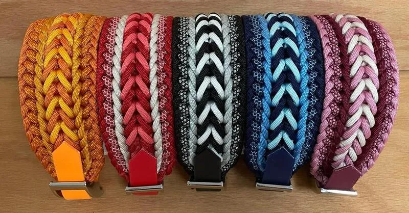 Fünf Paracord-Halsbänder nebeneinander mit demselben Muster in verschiedenen Farben