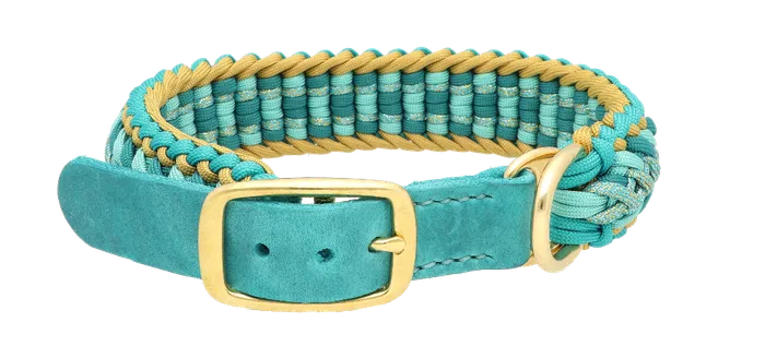 Blaues, verstellbares Halsband mit goldenen Details und einem Lederadapter als Verschluss