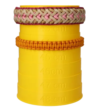 Zwei Halsbänder um einen gelben Messturm um die Innengröße der Bänder zu messen