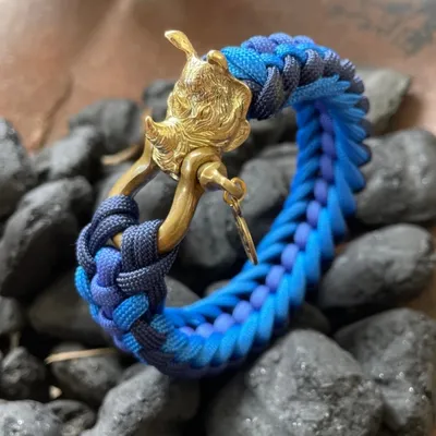 Armband Design von Kruger EDC in blau mit goldenem Accessoire