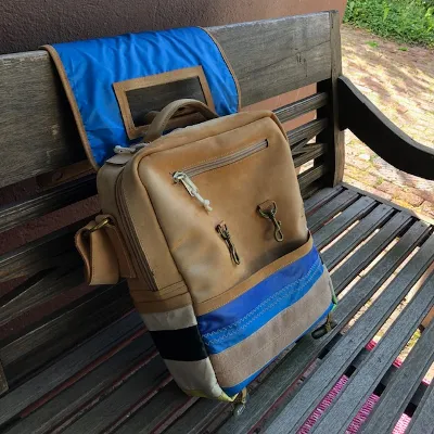 Braune und blaue Ledertasche der Marke Travelban