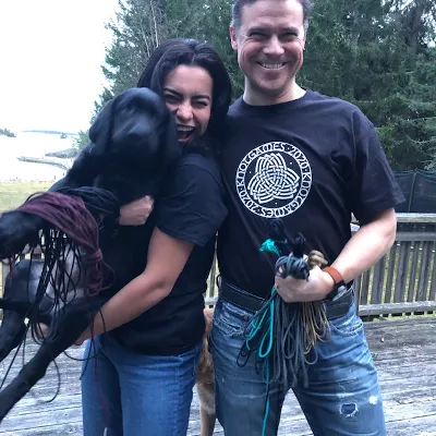 Mathias, seine Frau, einer ihrer Hunde, Paracord und Mathias trägt Knotgames-Merchandise